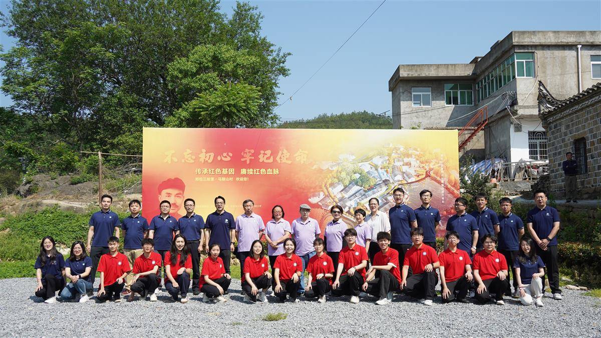 武科大“红安行”的队员们合影。通讯员 孙正恒 摄