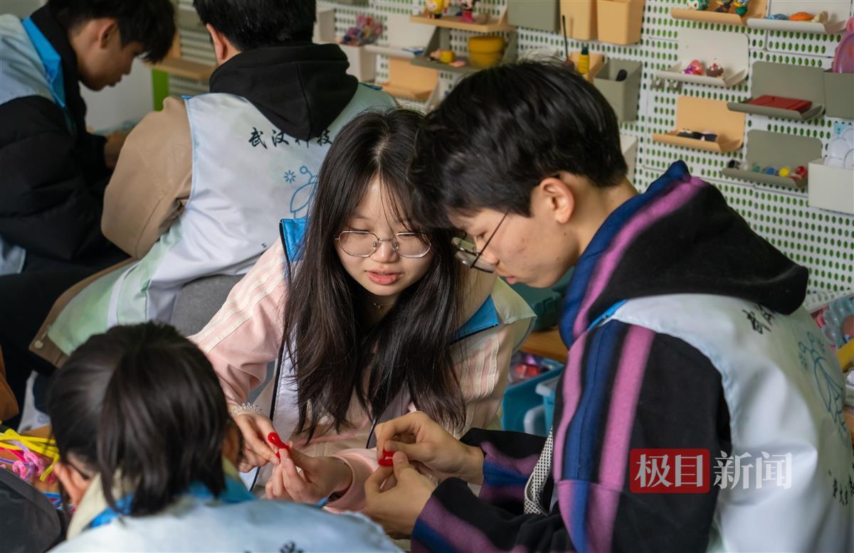 管理学院教学生做花。通讯员 高文帅 摄.JPG