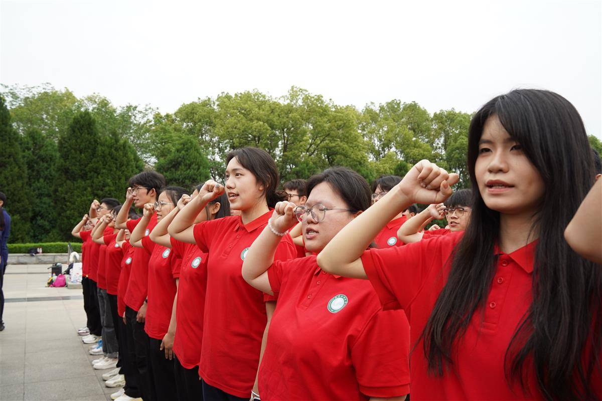 团队在黄麻起义纪念园宣誓。通讯员 孙正恒 摄 