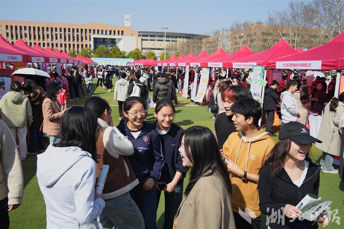 同学们热情讨论。通讯员 孙正恒 摄