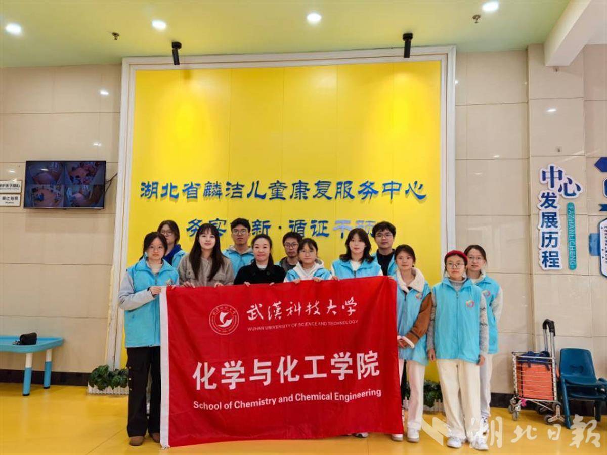 志愿者在康复中心合影