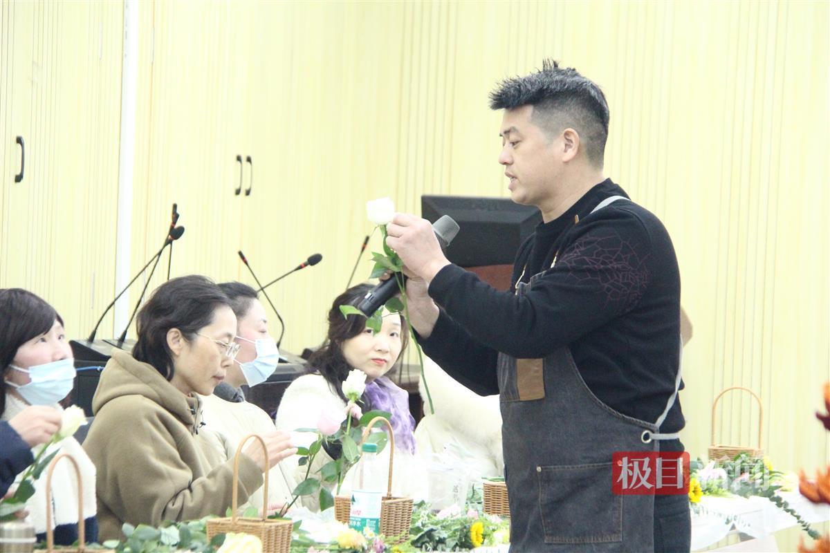 花艺师讲解插花技巧。通讯员 肖宇瑄 摄.JPG