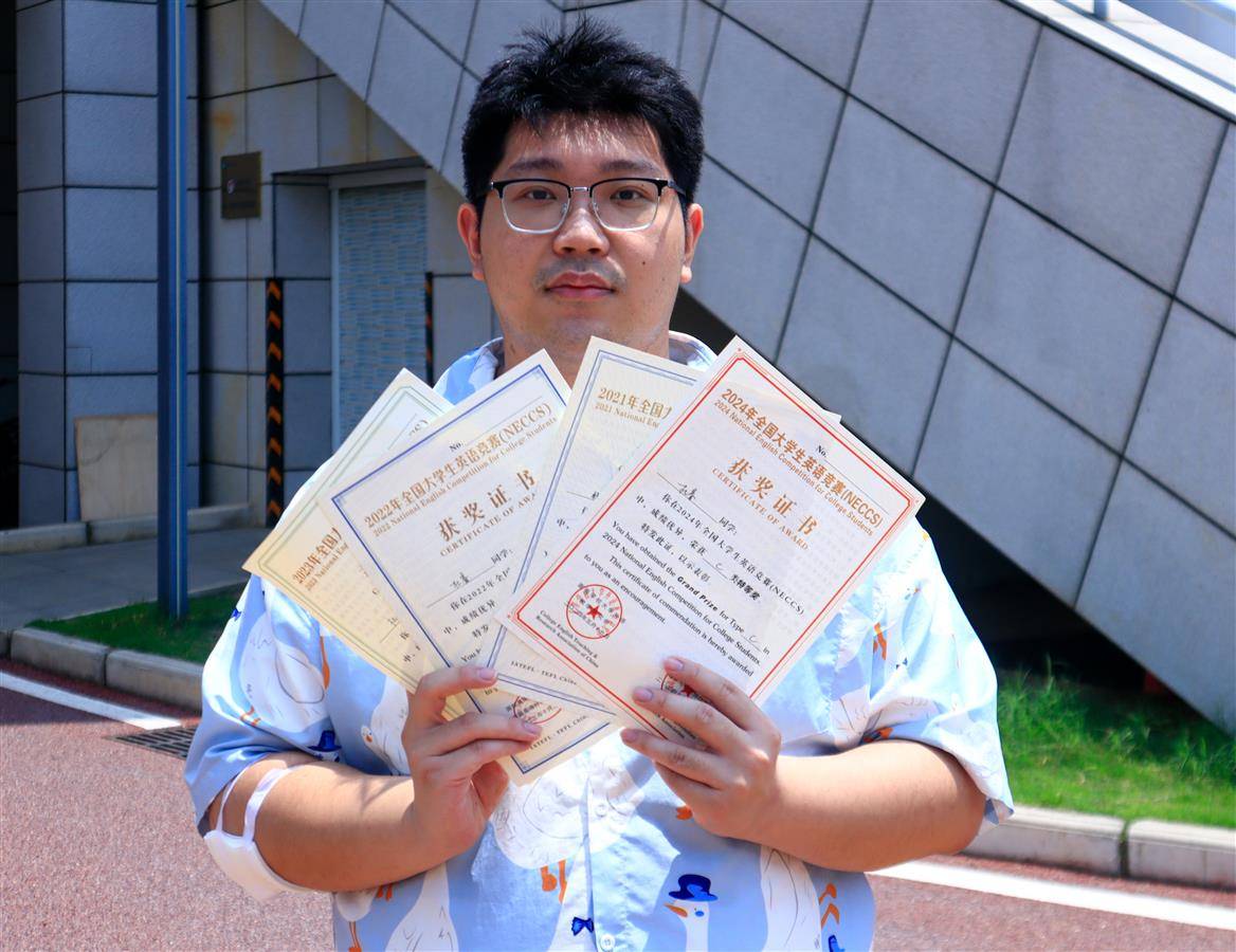 杜睿展示获奖证书。通讯员 王铭浩 摄