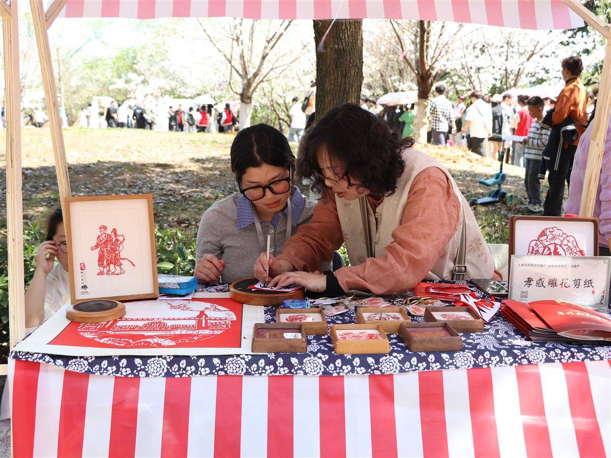 师生市民在武科大樱花节体验。武科大供图