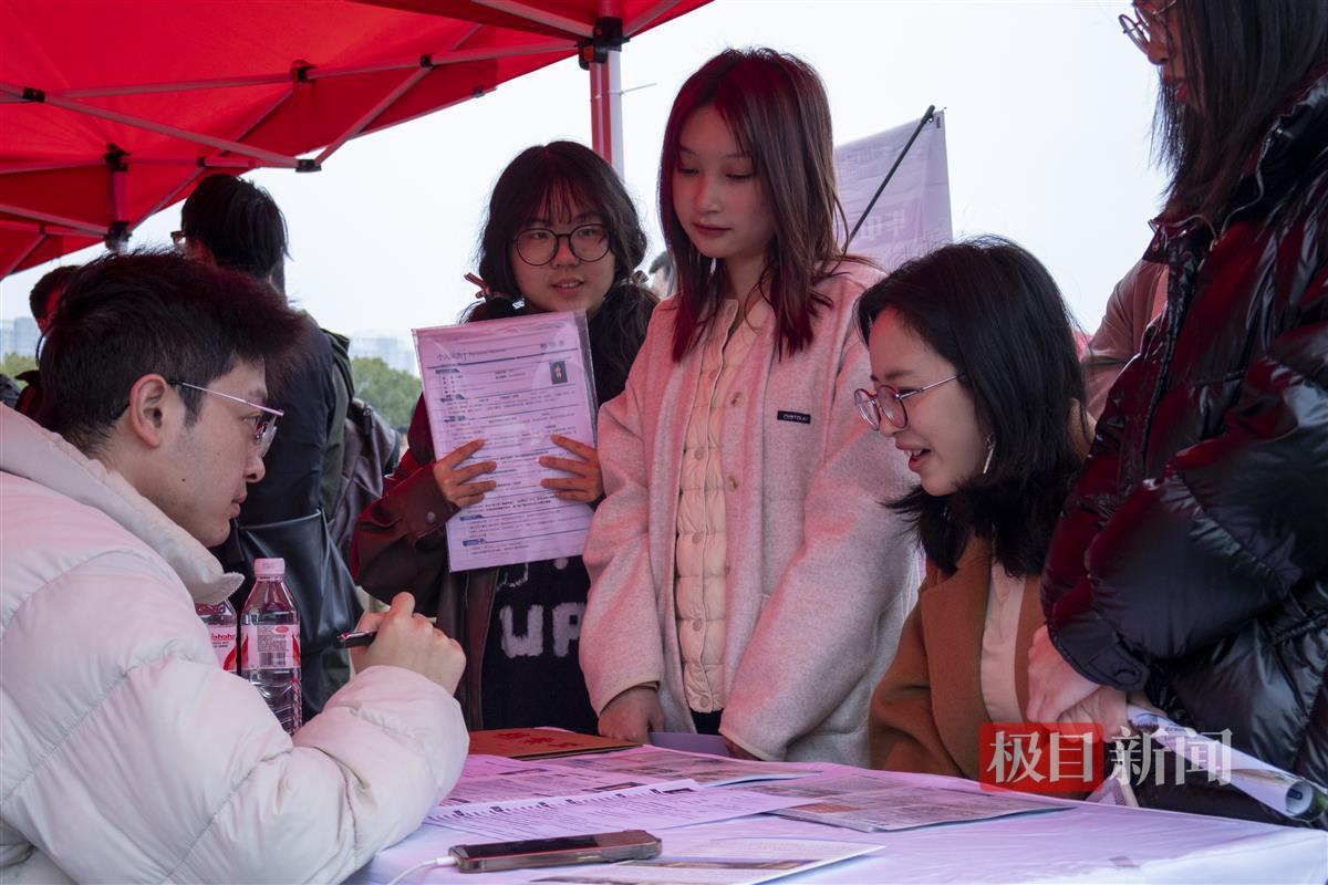 投递简历。通讯员 唐治海 摄.jpg