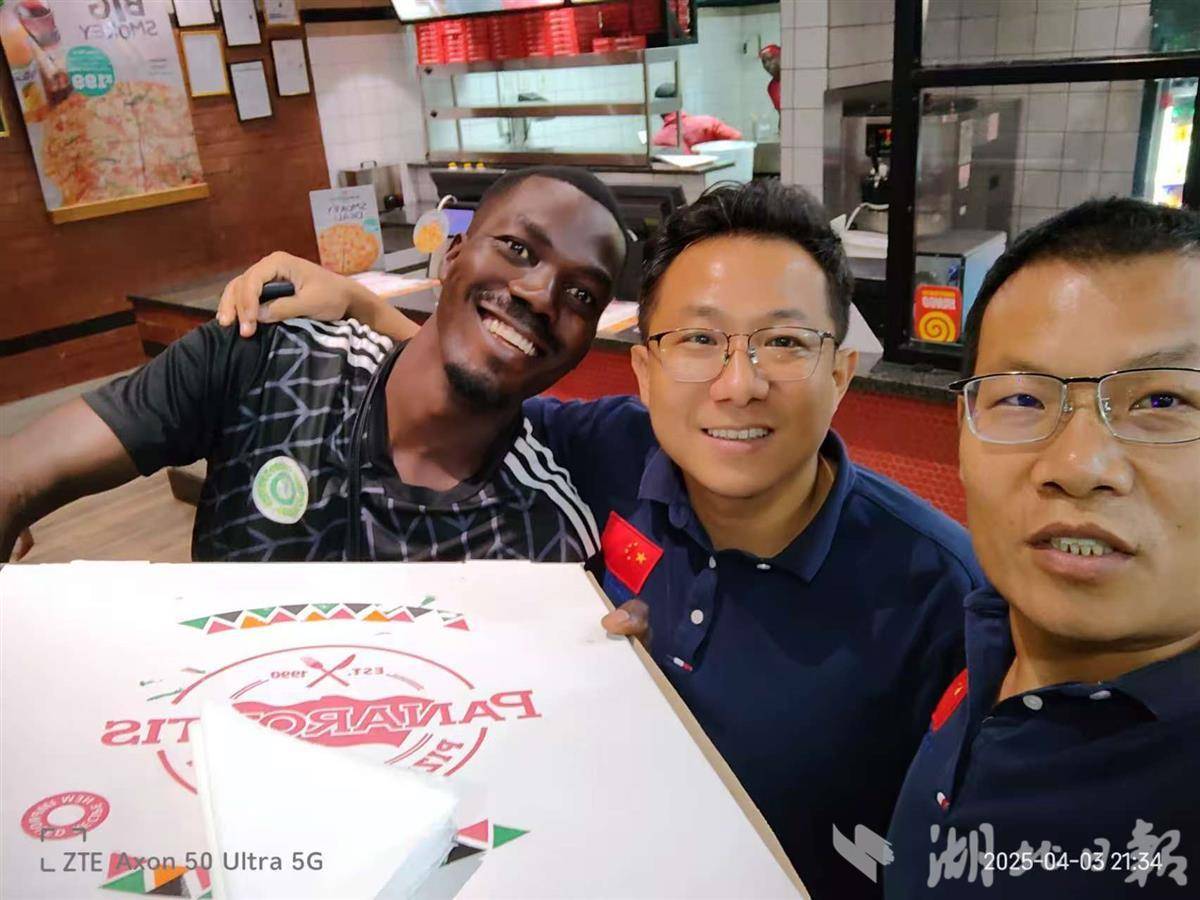 班南山和队员们在披萨店。班南山供图