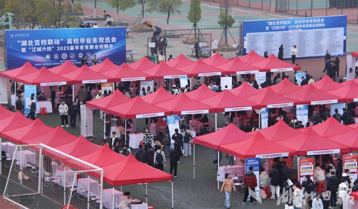 招聘会现场。通讯员 肖宇瑄 摄