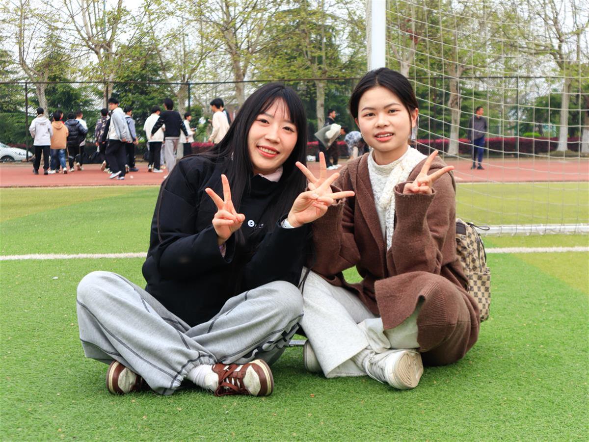 窦薇与黄平会合照。通讯员 王铭浩 摄.jpg