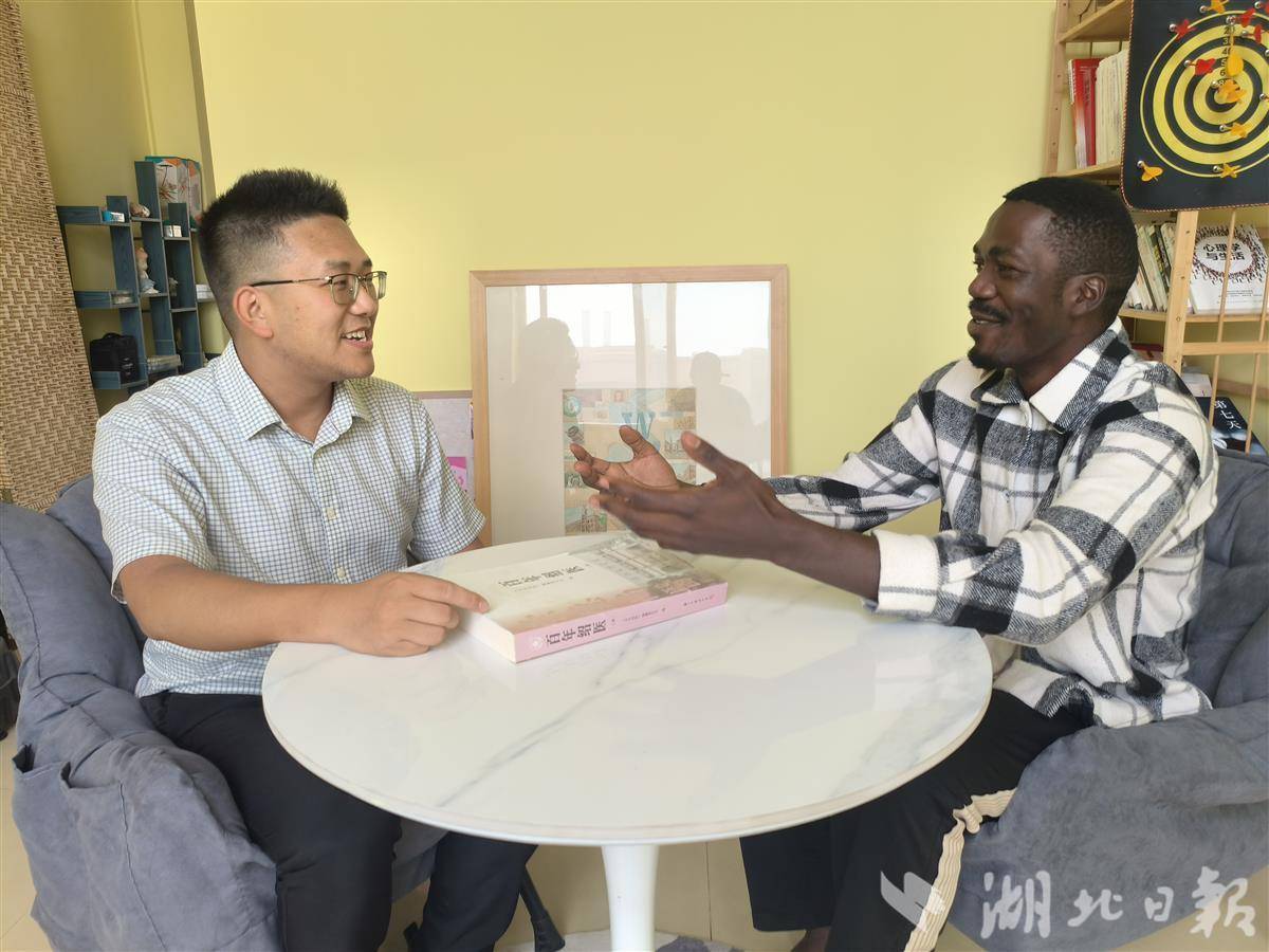 班南山和辅导员吴硕 吴硕供图.jpg