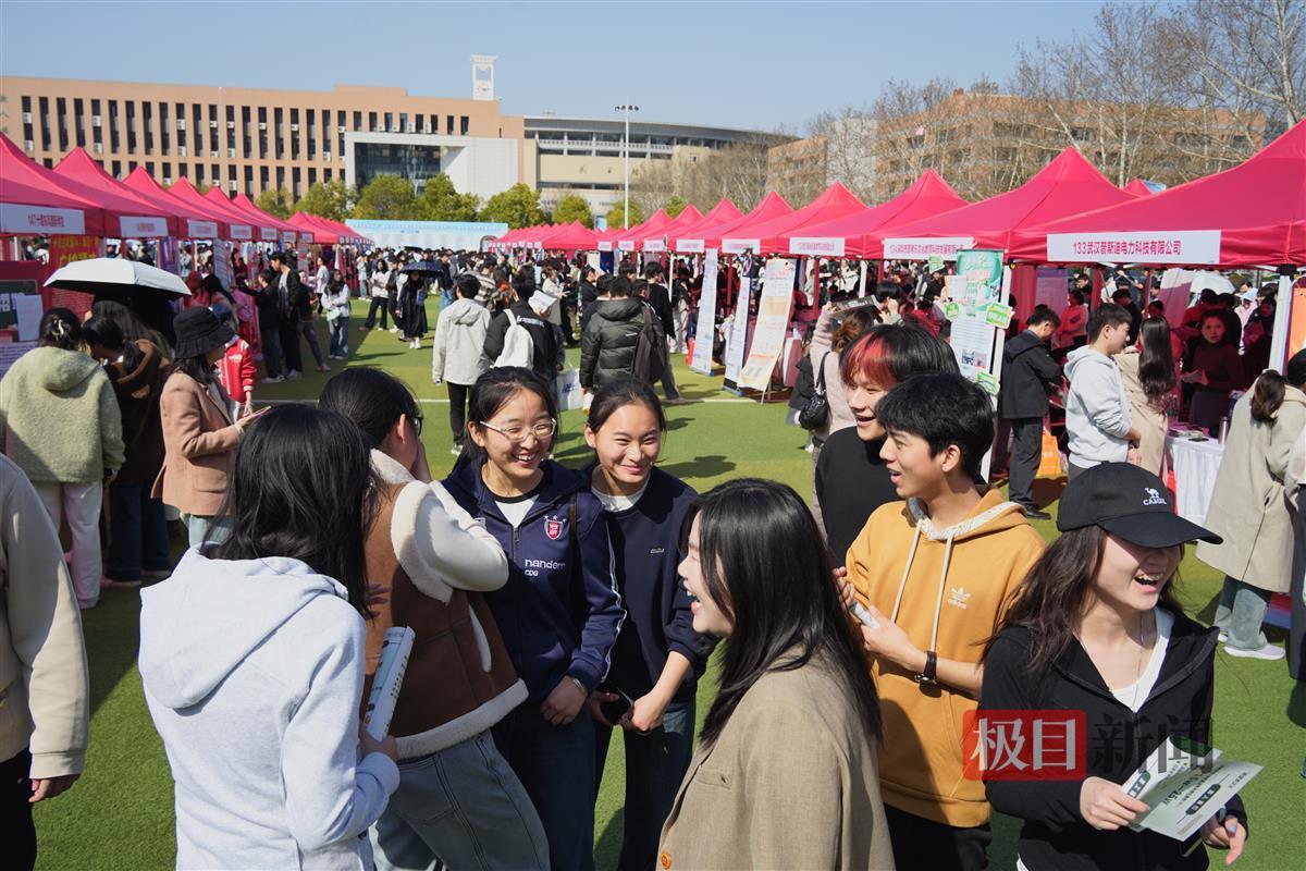 同学们热情讨论。通讯员 孙正恒 摄.JPG